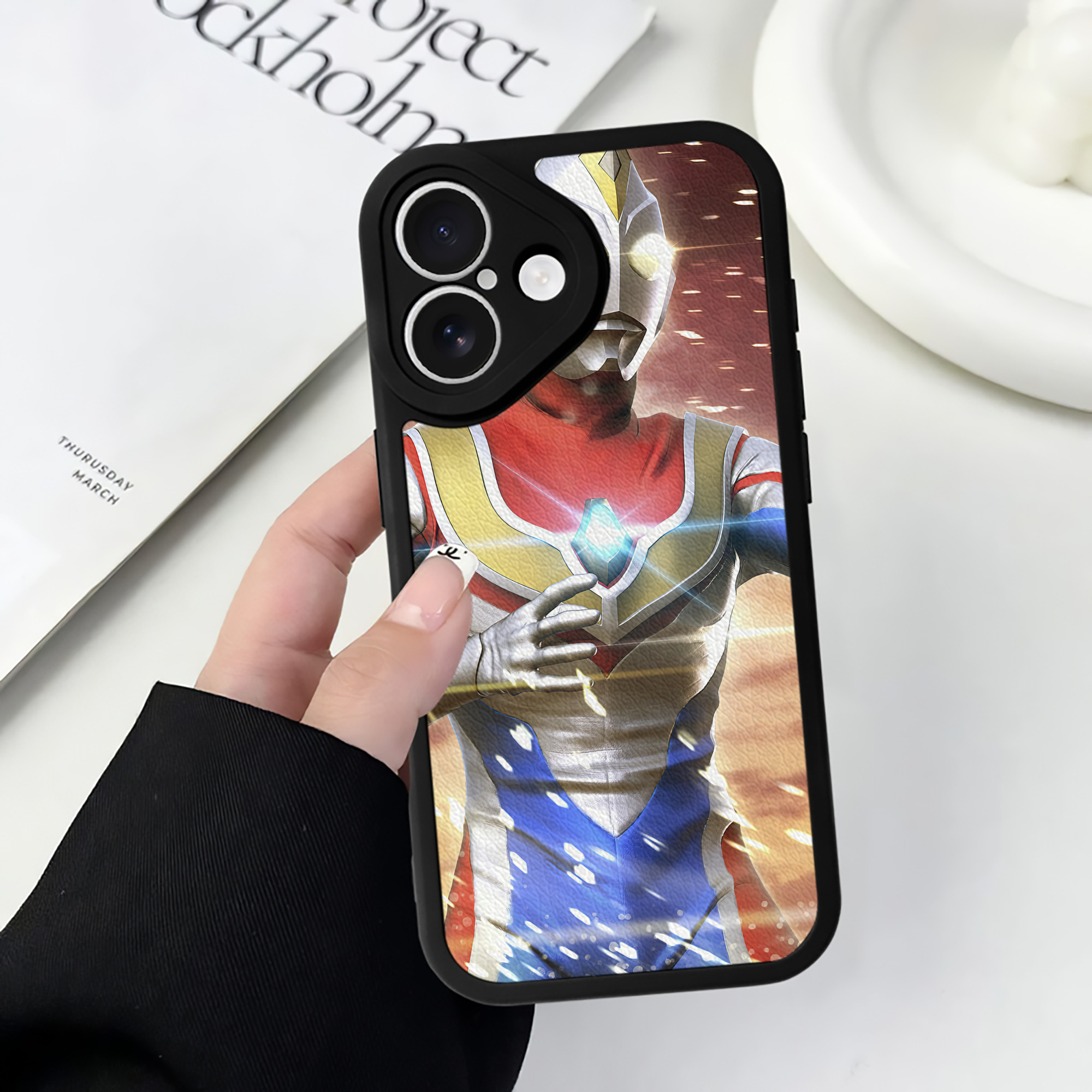 （画像用） ウルトラマン Ultraman 【iPhone 16シリーズ対応】シリコンスマホケース（レザー調） 材質：シリコン